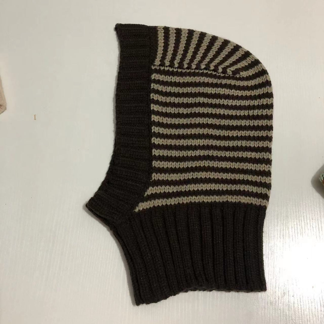 Person i stripete strikket balaclava
