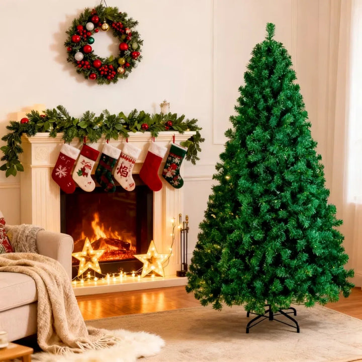 Grønt kunstig juletre uten pynt
