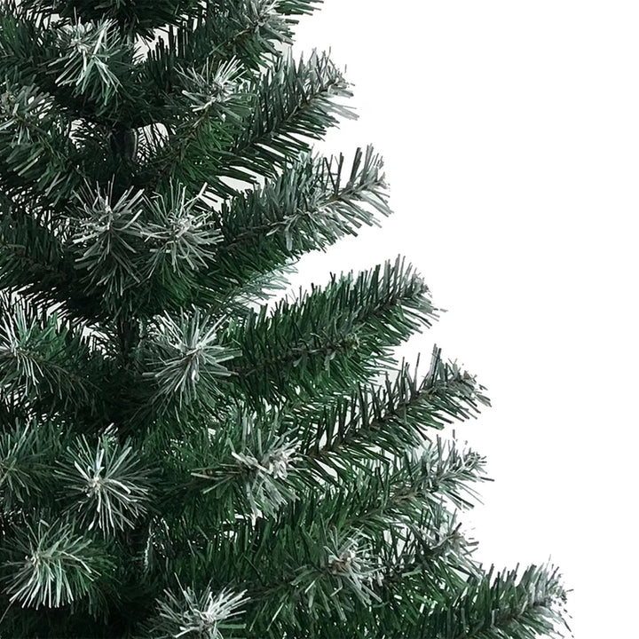 Lysegrønt juletre med hvite frosttupper