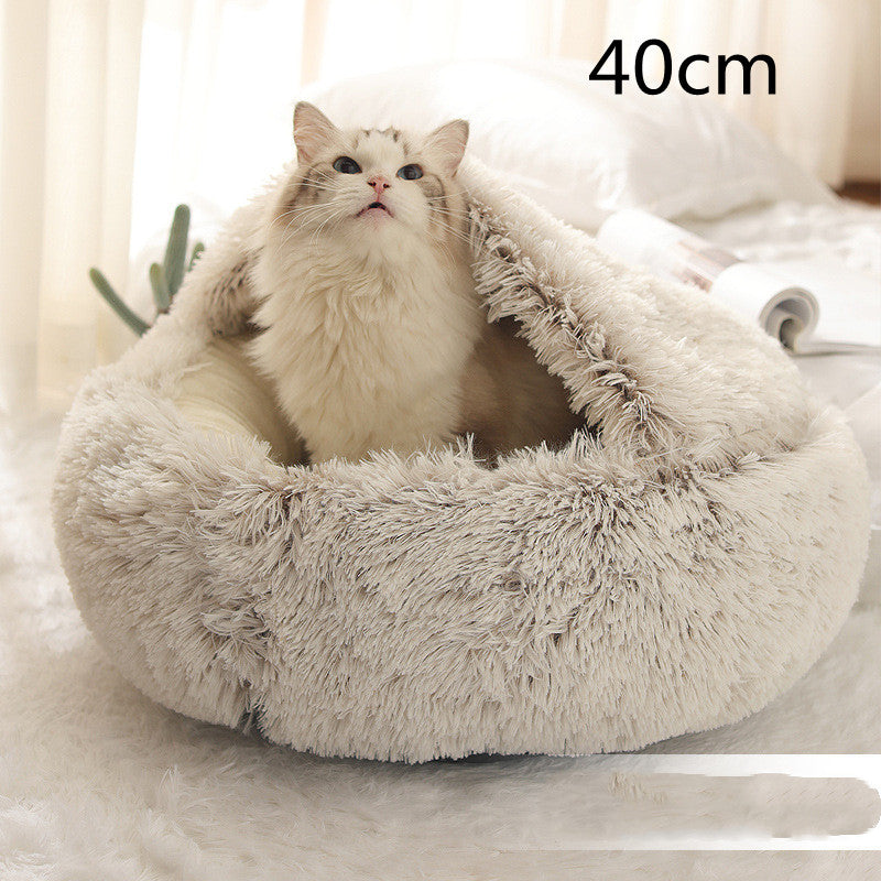 Katt i rund plysjseng med hette