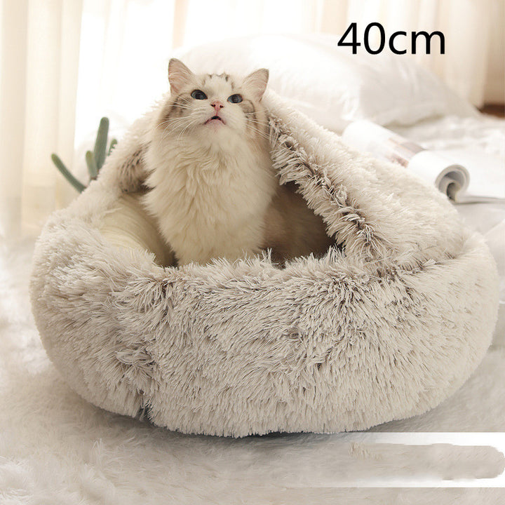 Katt i rund plysjseng med hette