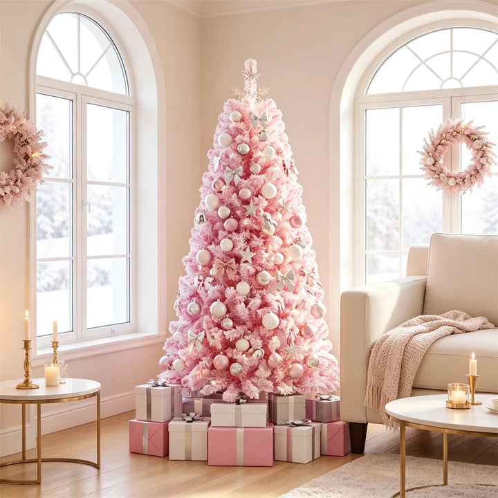 Lite rosa snødekt juletre med lys