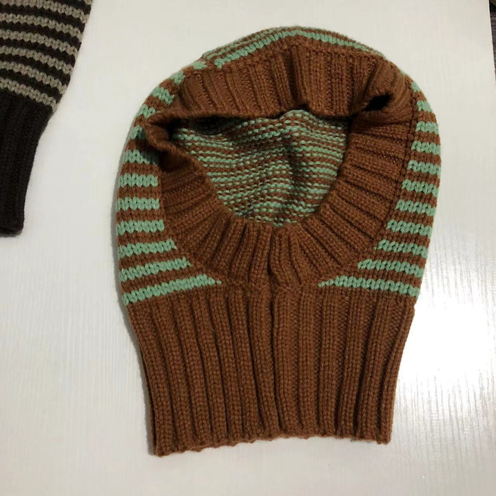 Person i stripete strikket balaclava