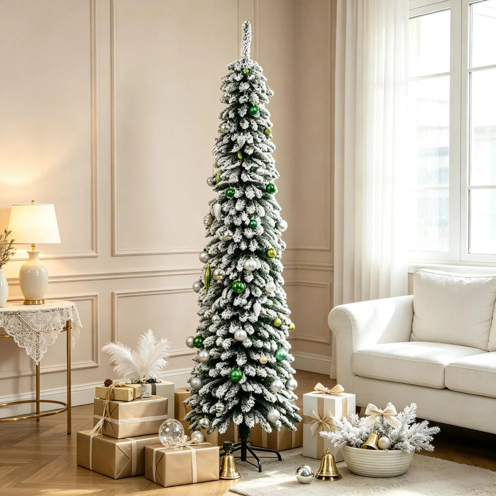 Smalt snødekt juletre uten lys