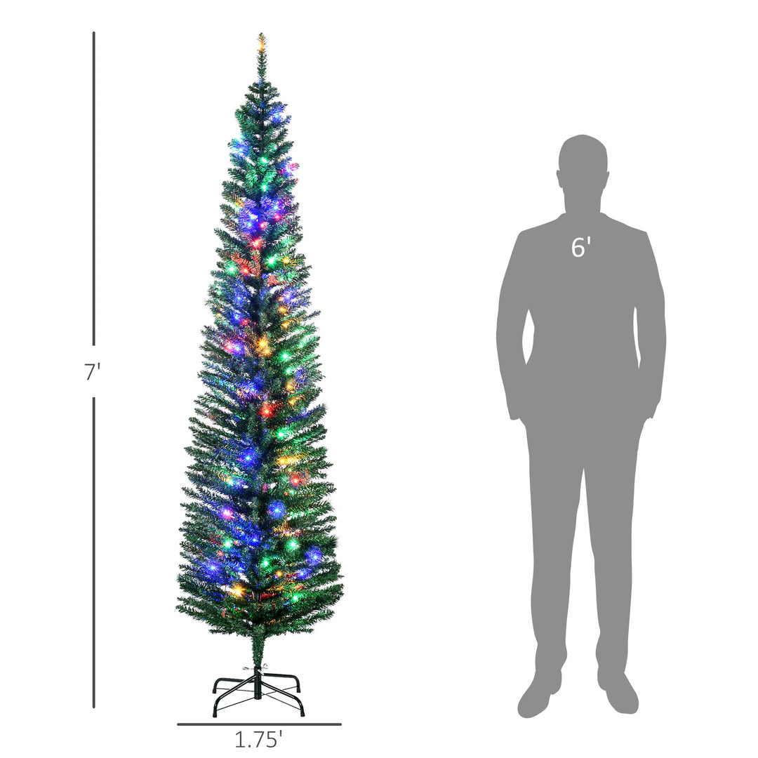 Smalt grønt juletre med fargerike lys