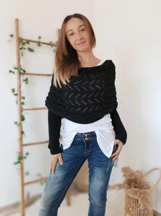 Strikket sjal med ermer over skuldrene