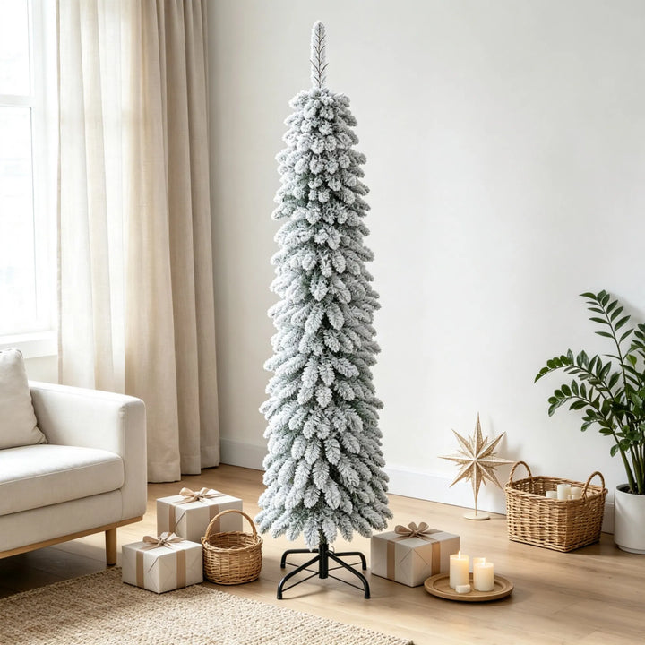Lite smalt juletre med hvit kunstsnø