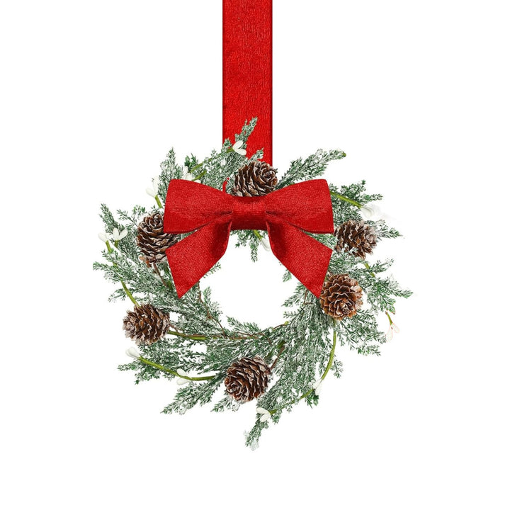 Liten julekrans med rød sløyfe og kongler