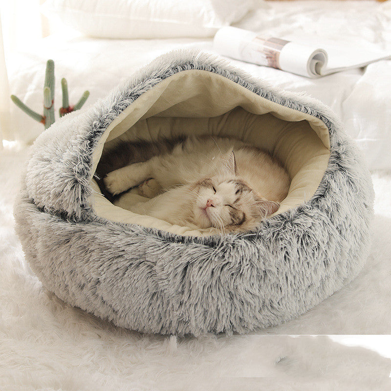 Katt i rund plysjseng med hette