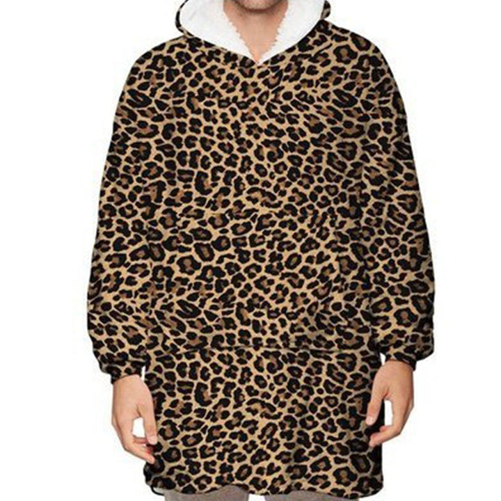Person i stort hettepledd med pandamønster