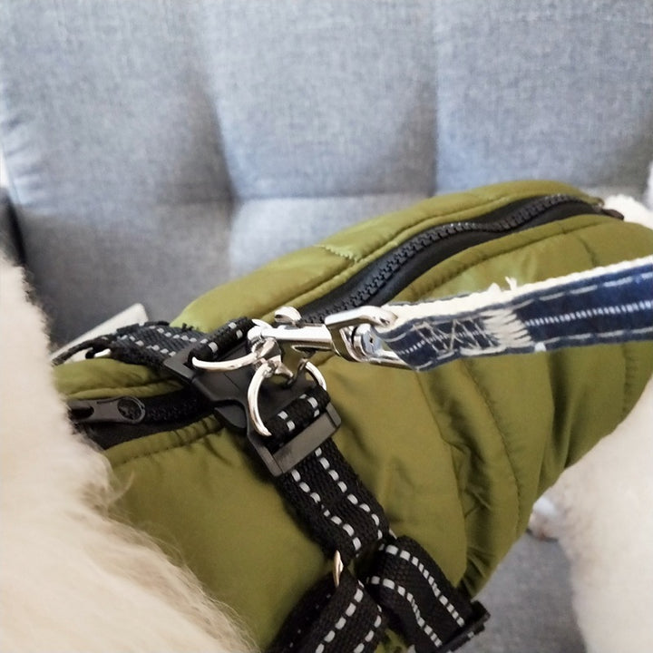Vanntett hundedekken med sele i svart