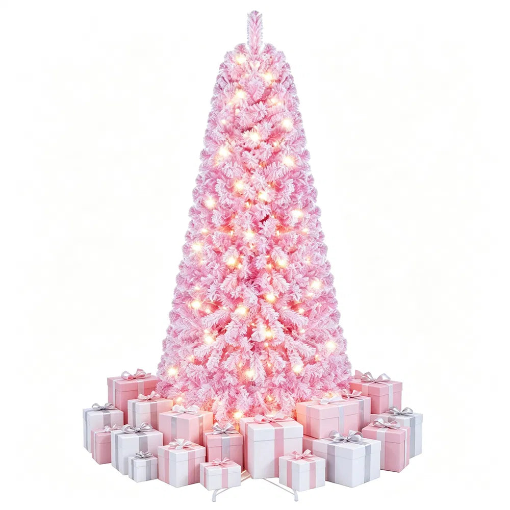 Rosa snødekt juletre med varmhvite lys