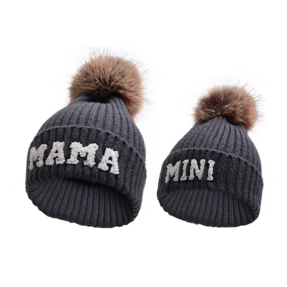Ribbestrikket MAMA-lue med lodden dusk