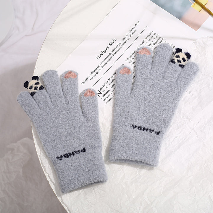 Strikkehansker med liten panda på fingeren
