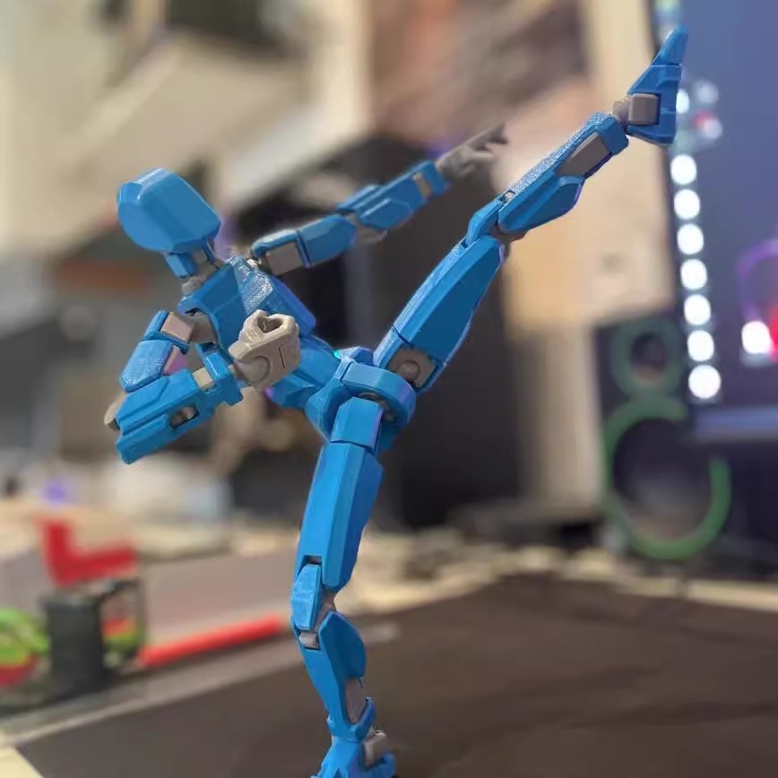 Bevegelig robotfigur i positur