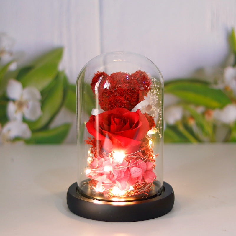 Bamse med rose i glasskuppel og LED-lys – romantisk pynt