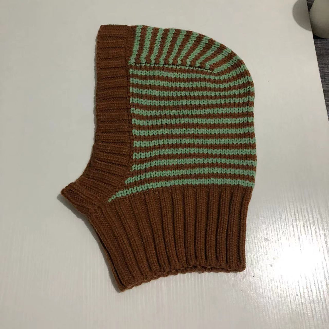 Person i stripete strikket balaclava