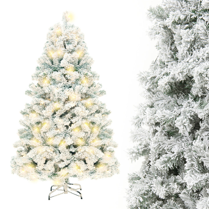 Kunstig juletre med varmhvite lys i stue