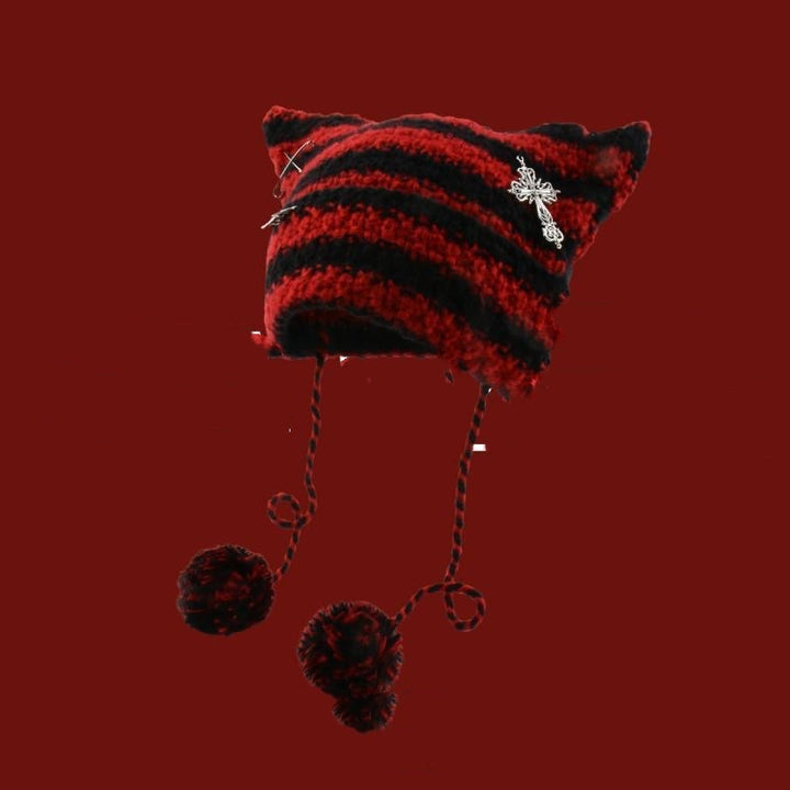 Stripete strikkelue med katteører