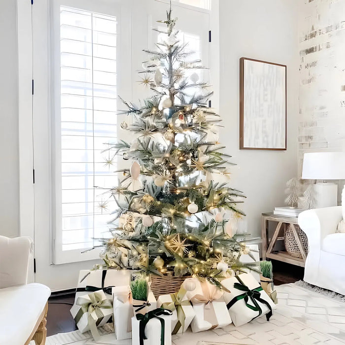 Varmeriket Juletre med lett rimfrost og åpne etasjer, 213 cm