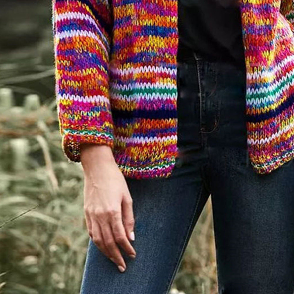 Kort cardigan med regnbuestriper i grovstrikk