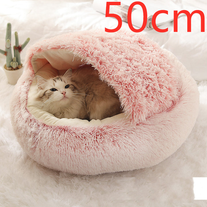 Katt i rund plysjseng med hette