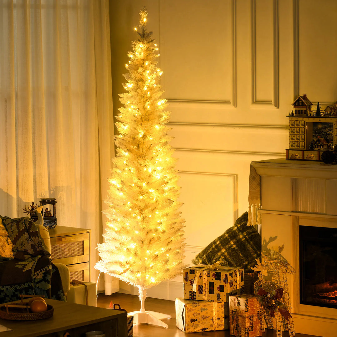 Smalt hvitt juletre med varmhvite lys