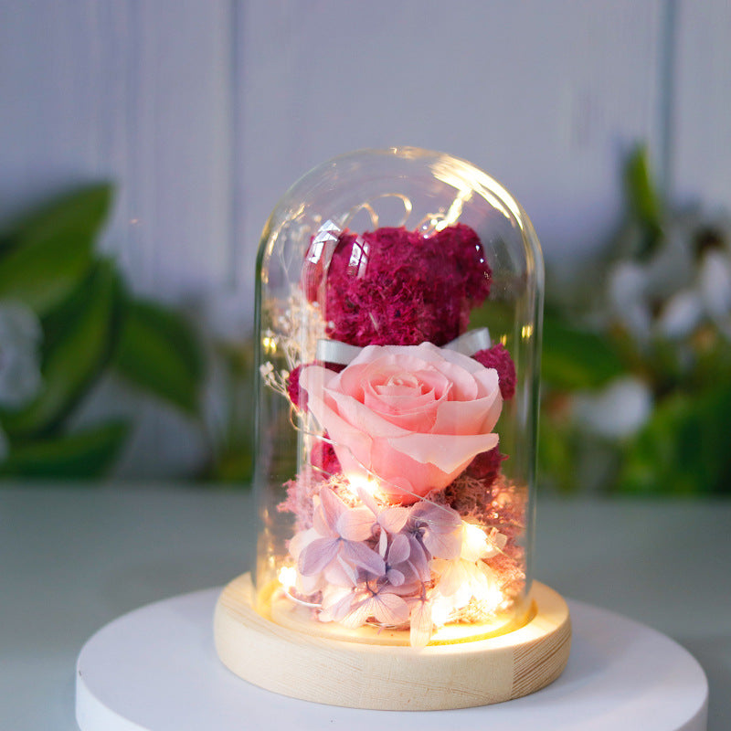 Bamse med rose i glasskuppel og LED-lys – romantisk pynt