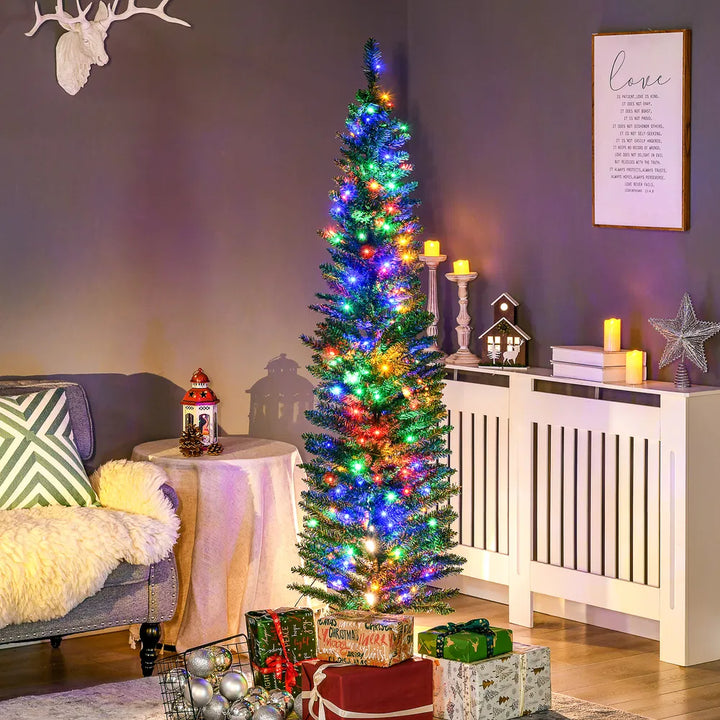 Smalt grønt juletre med fargerike lys