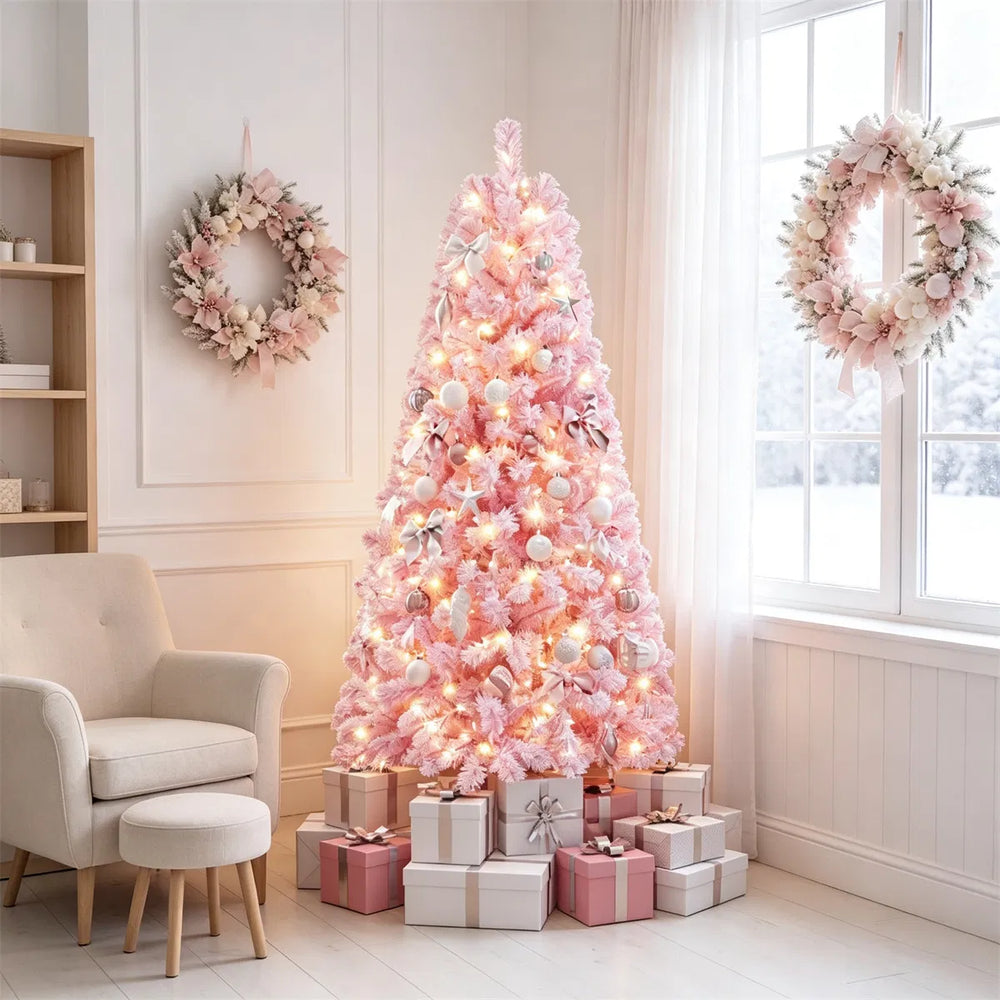 Lite rosa snødekt juletre med lys
