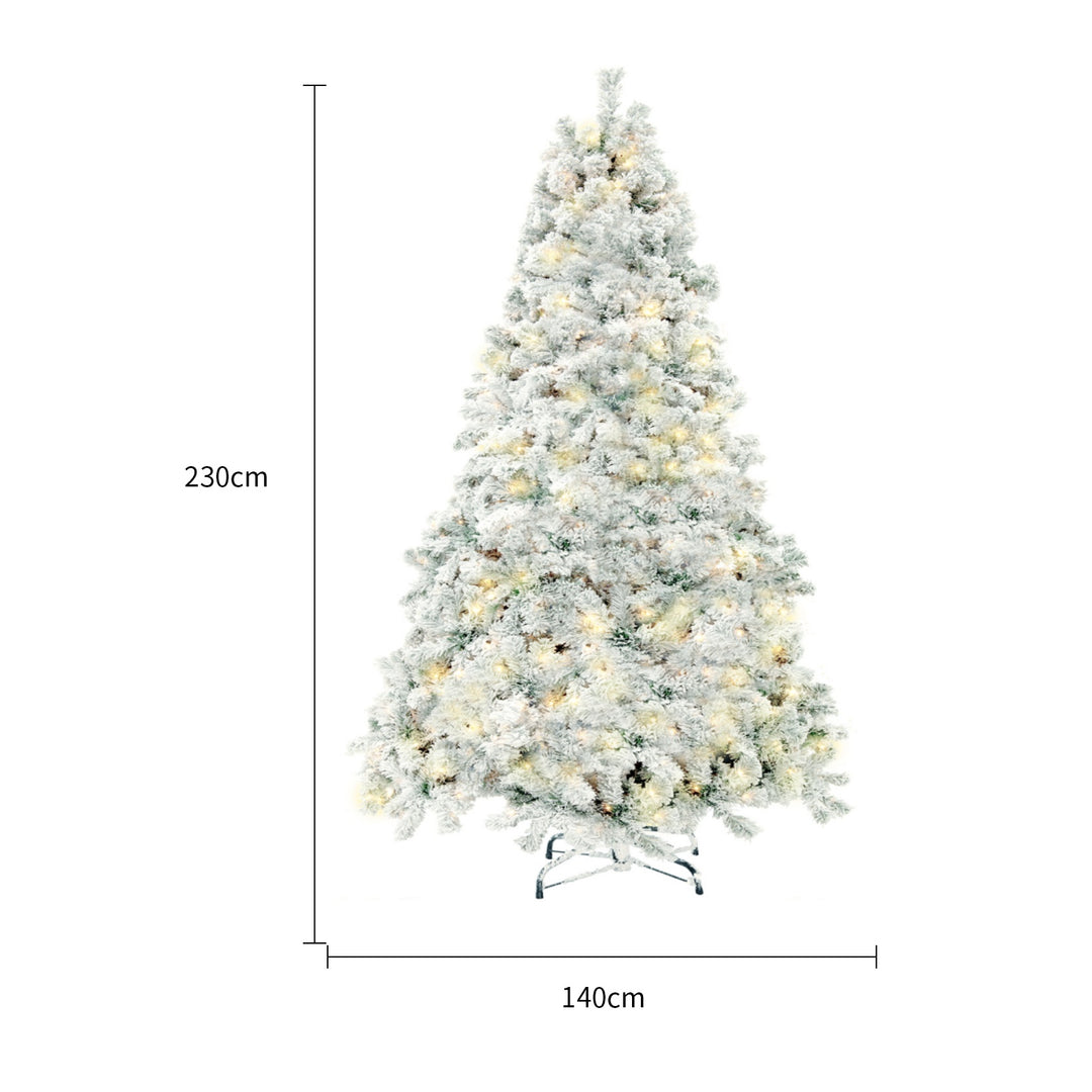 Kunstig juletre med varmhvite lys i stue