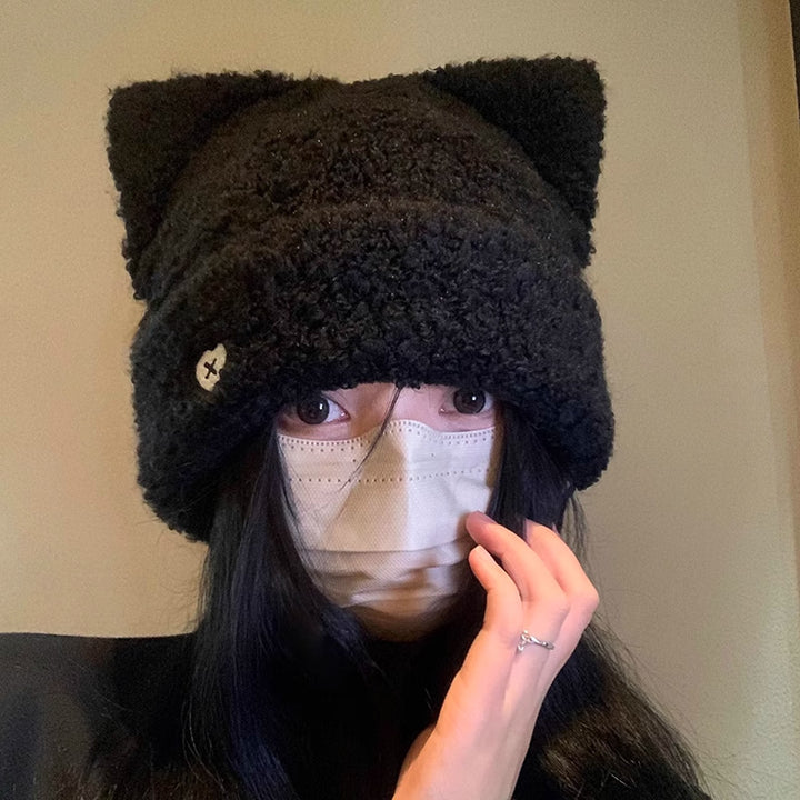Teddylue med katteører og brodert fjes