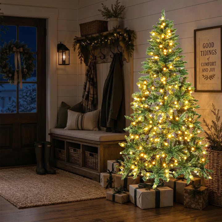Halvt juletre med flat bakside inntil vegg
