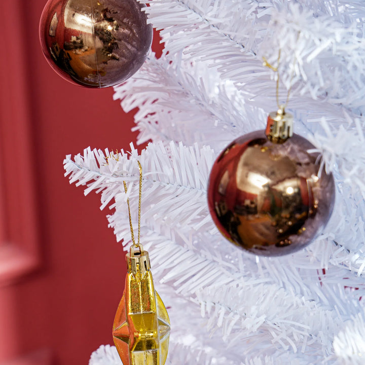 Høyt smalt hvitt juletre uten pynt