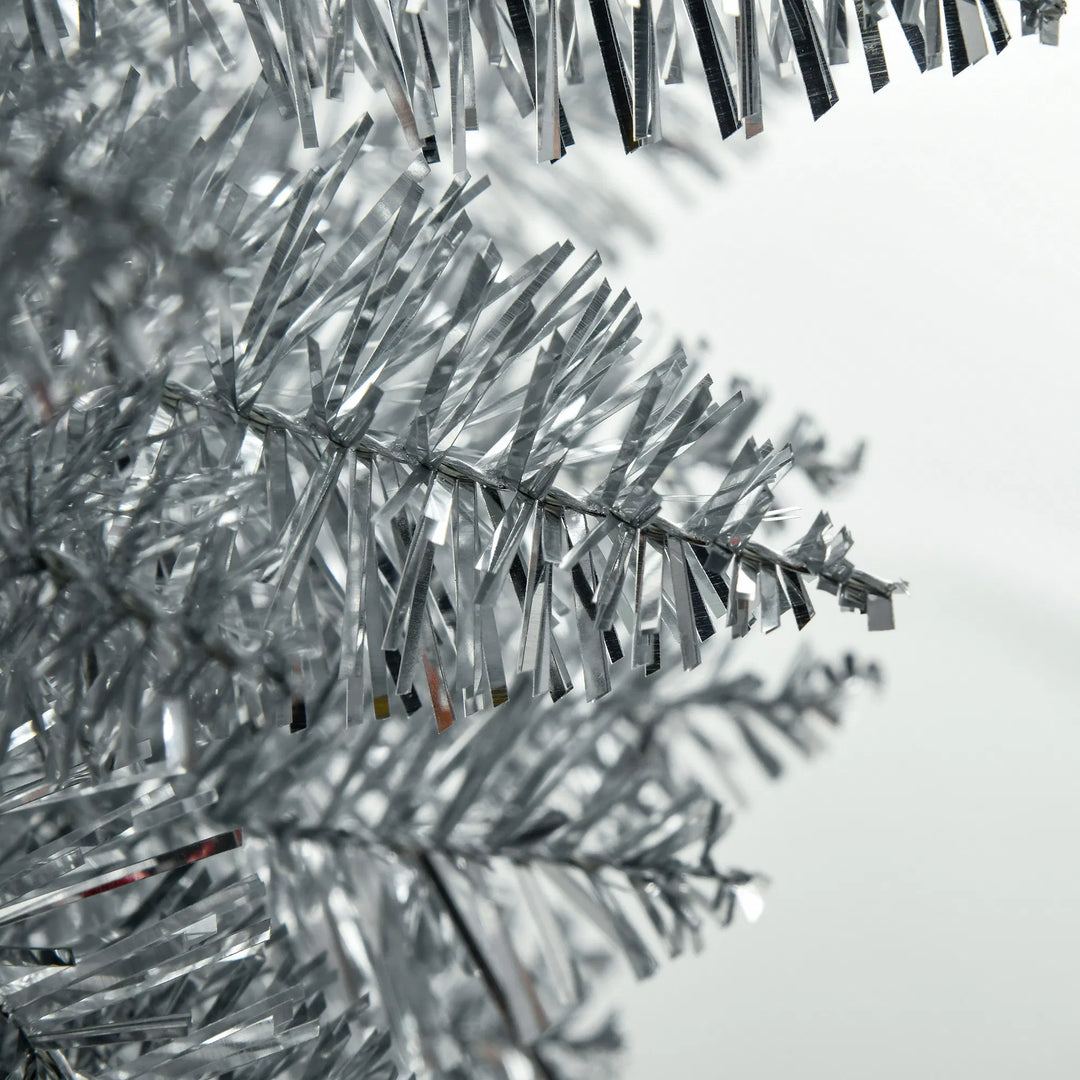 Høyt og smalt sølvfarget juletre