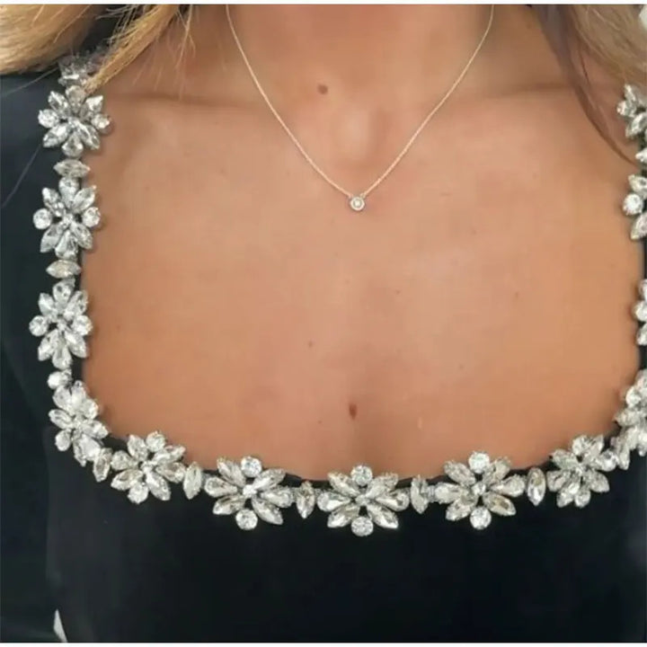 Miniskjole med strassblomster langs halsen