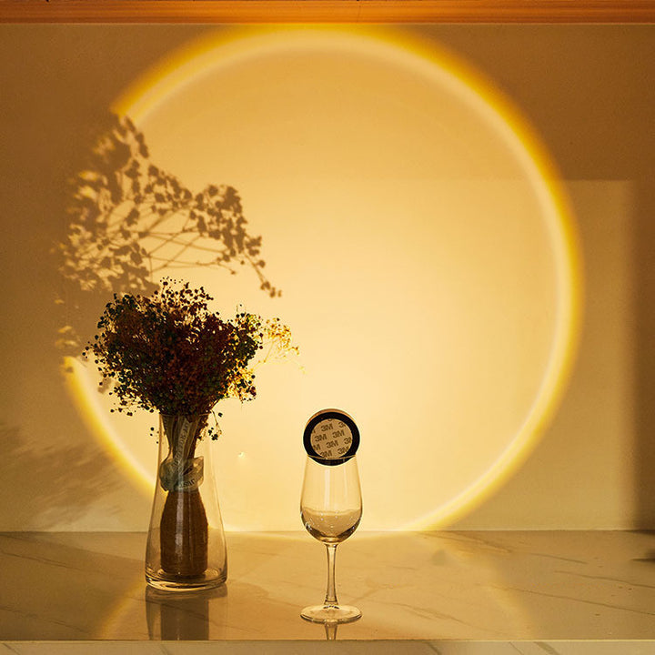 Trykklampe som lyser oransje på vegg
