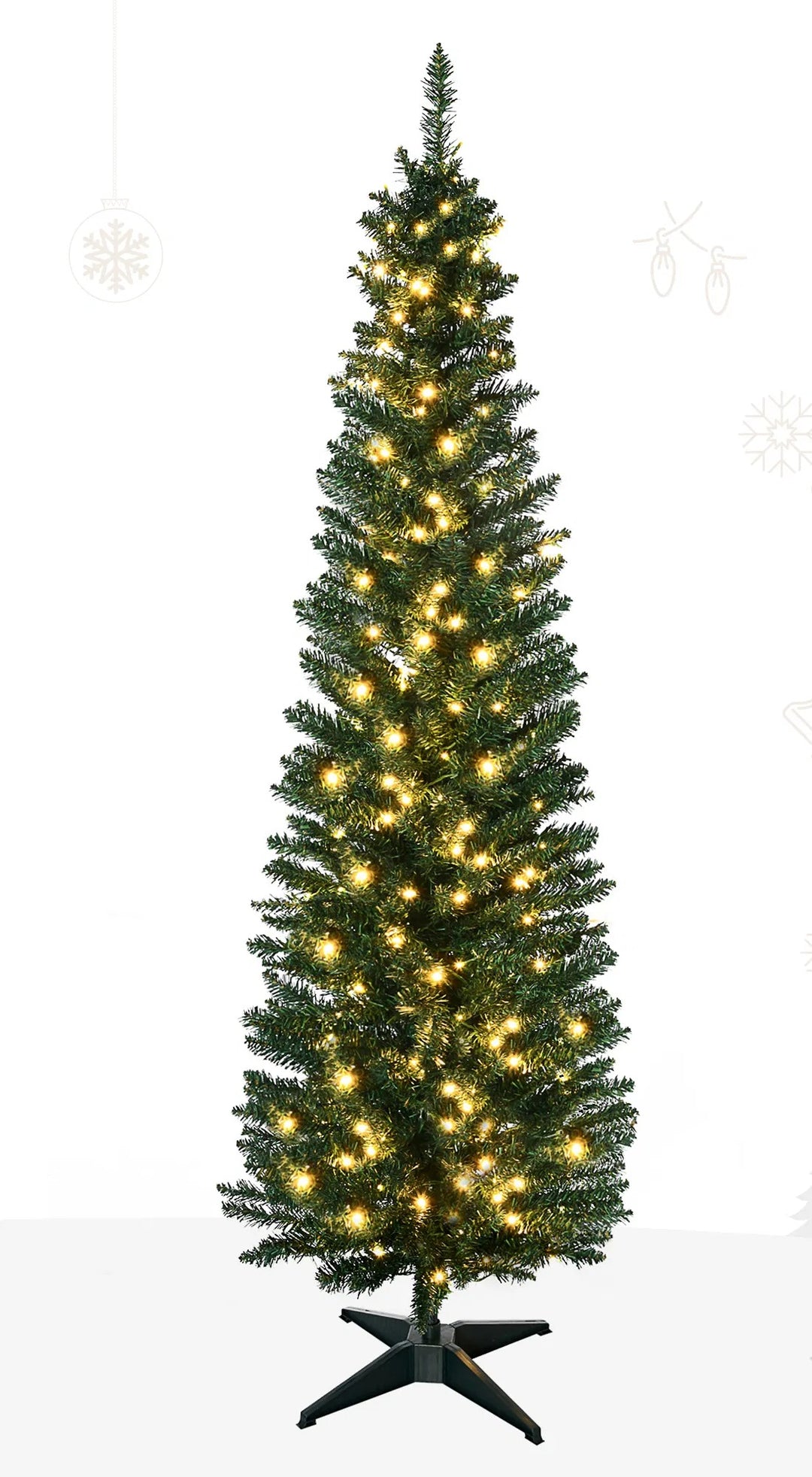 Høyt smalt grønt juletre med varmhvite lys