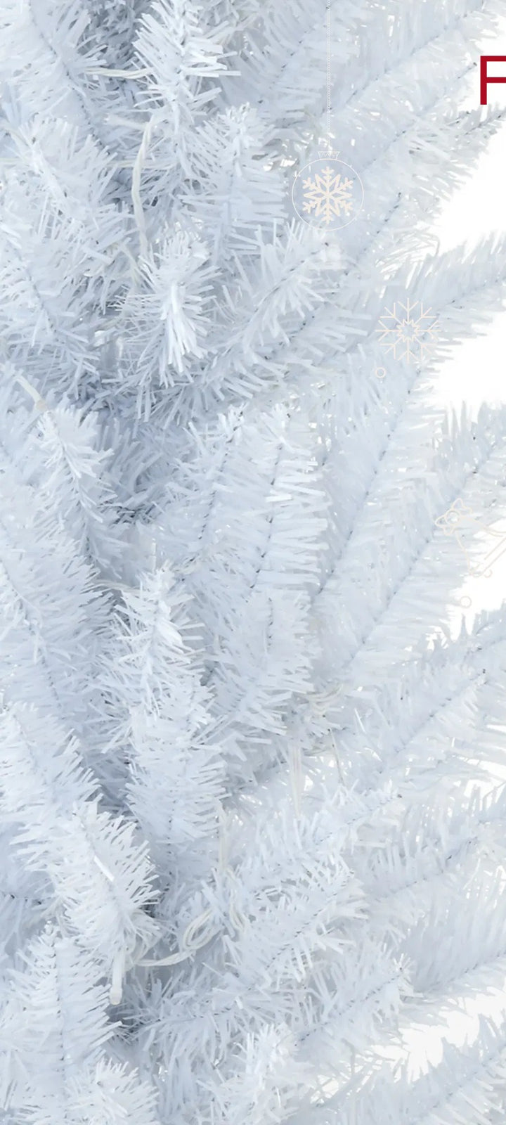 Hvitt smalt juletre med lys i stue