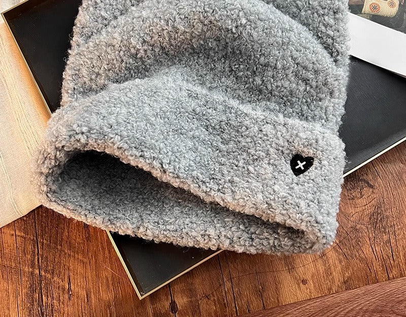 Teddylue med katteører og brodert fjes