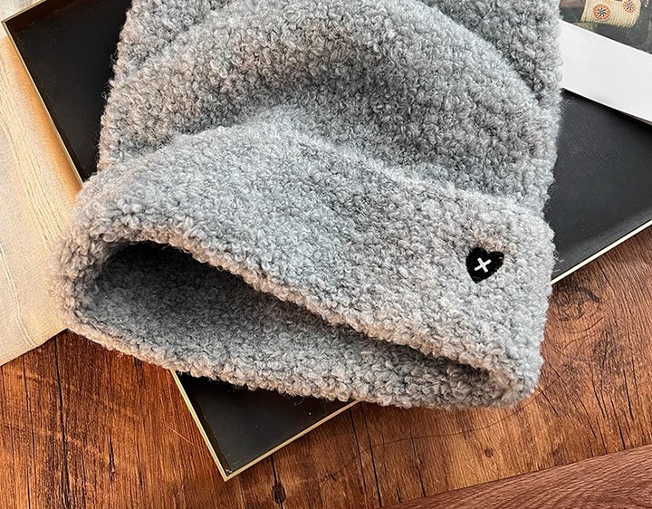 Teddylue med katteører og brodert fjes