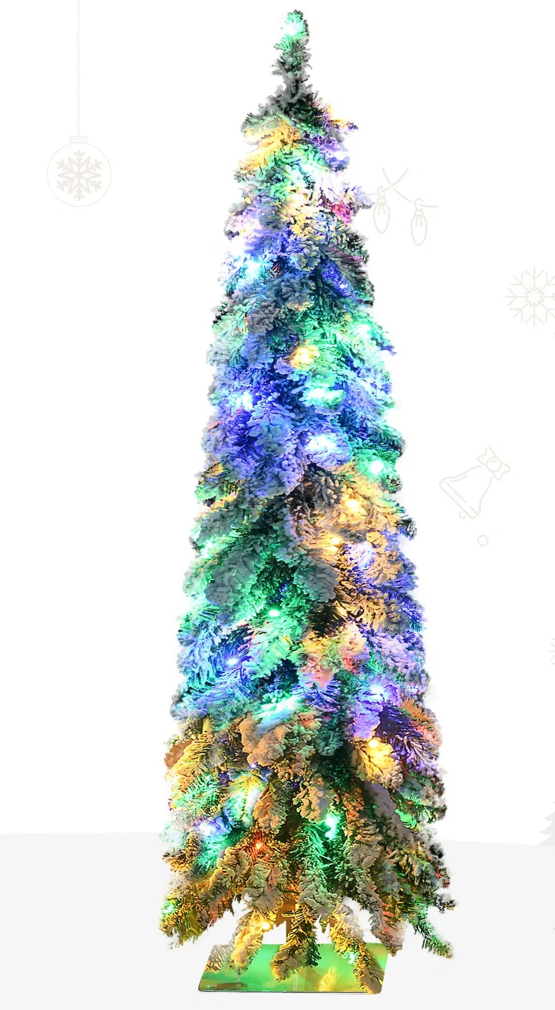 Lite smalt snødekt juletre med lys
