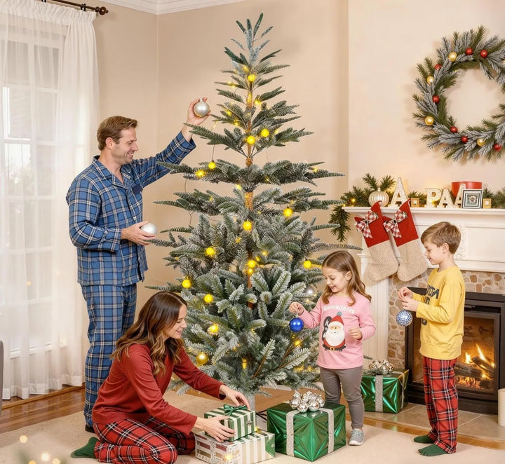Åpent juletre med lett snø på tuppene