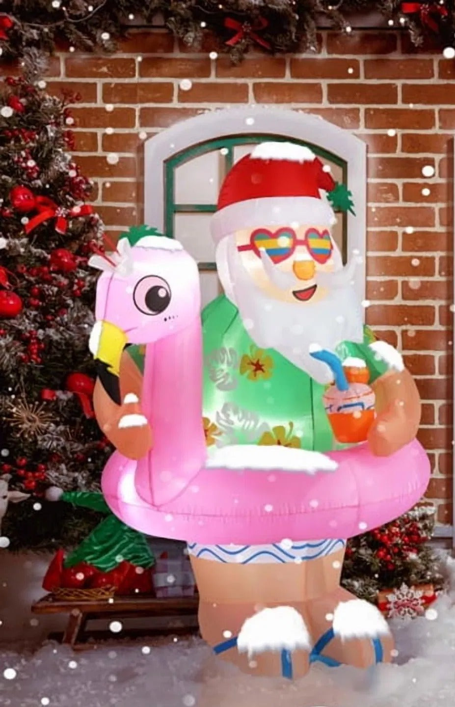 Oppblåsbar nisse i hawaiiskjorte på flamingo