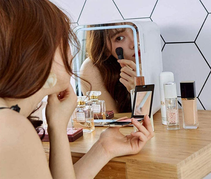 Hvitt minikjøleskap med speildør