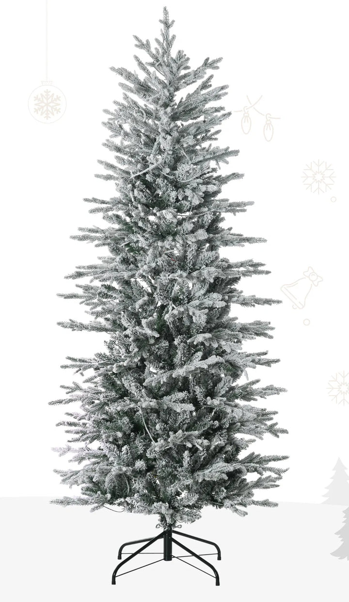 Snødekt juletre med klare varme lyspærer