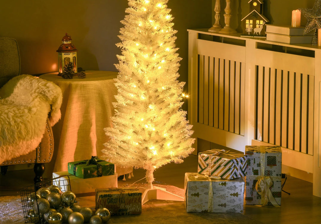 Lite hvitt juletre med varmhvite lys