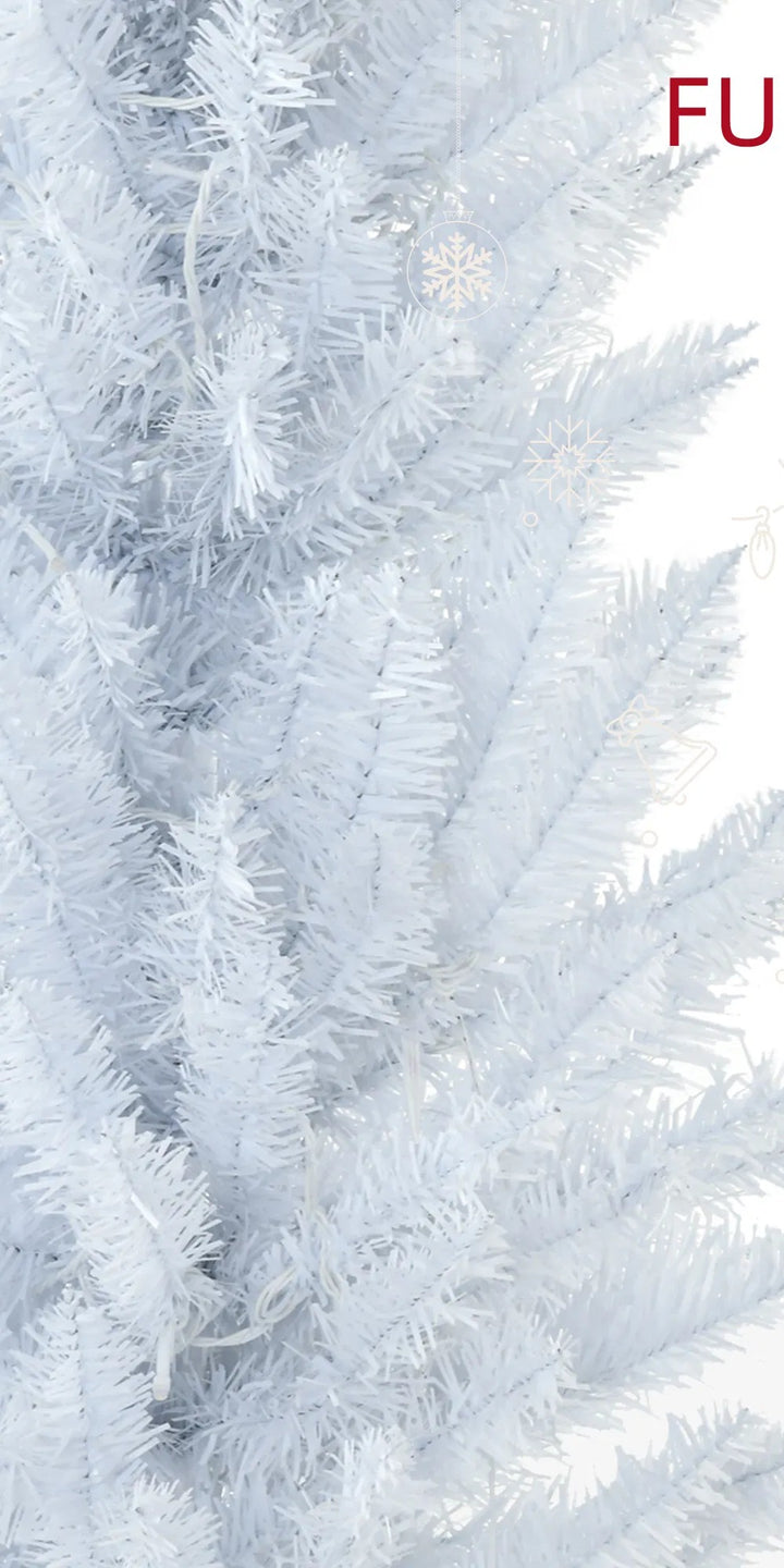 Smalt hvitt juletre med varmhvite lys
