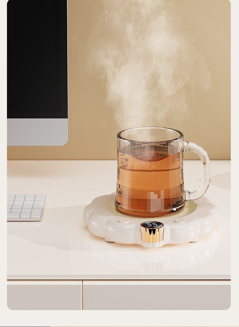 Hvit blomsterformet koppvarmer med kaffekopp
