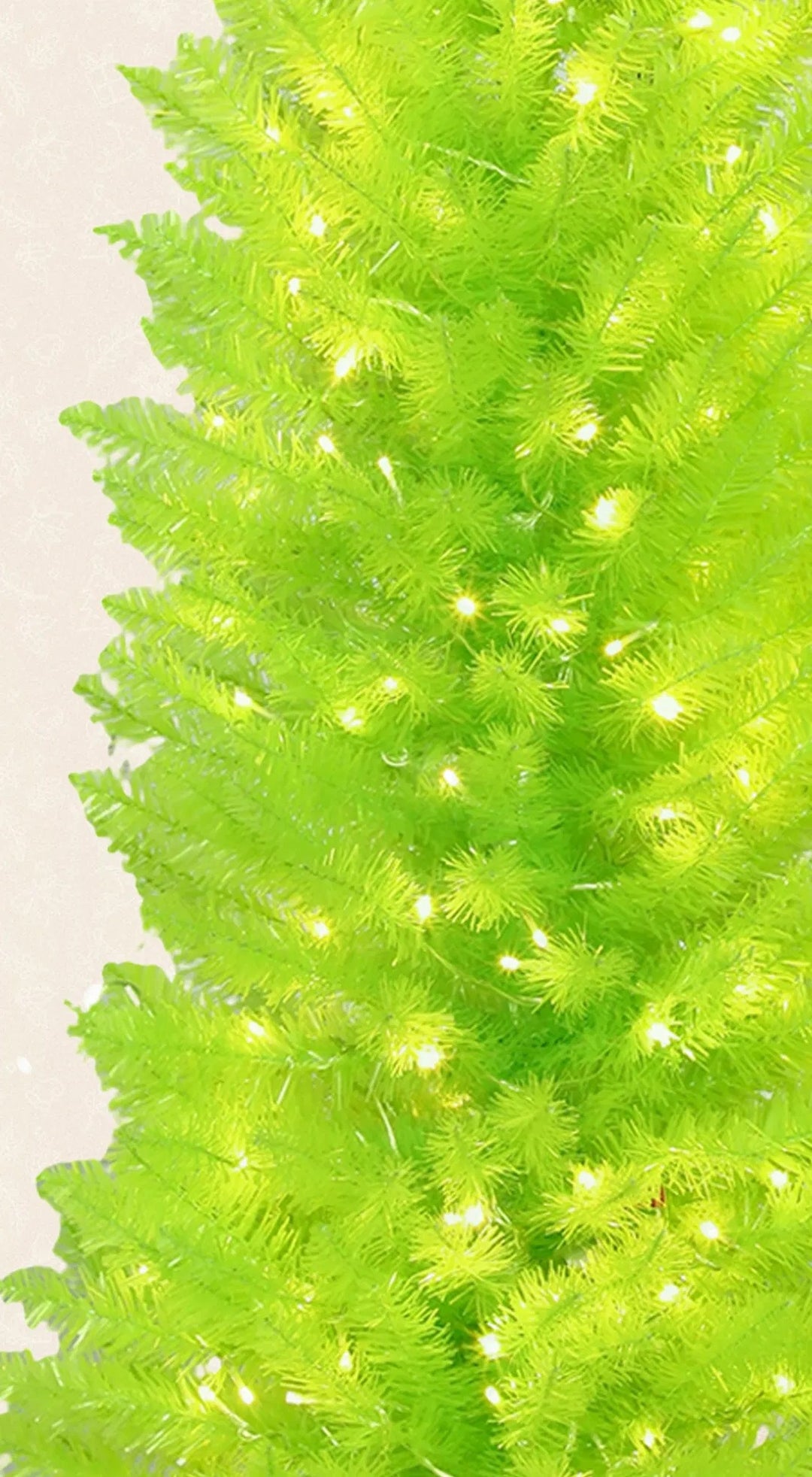 Limegrønt juletre med bøyd topp og rød kule